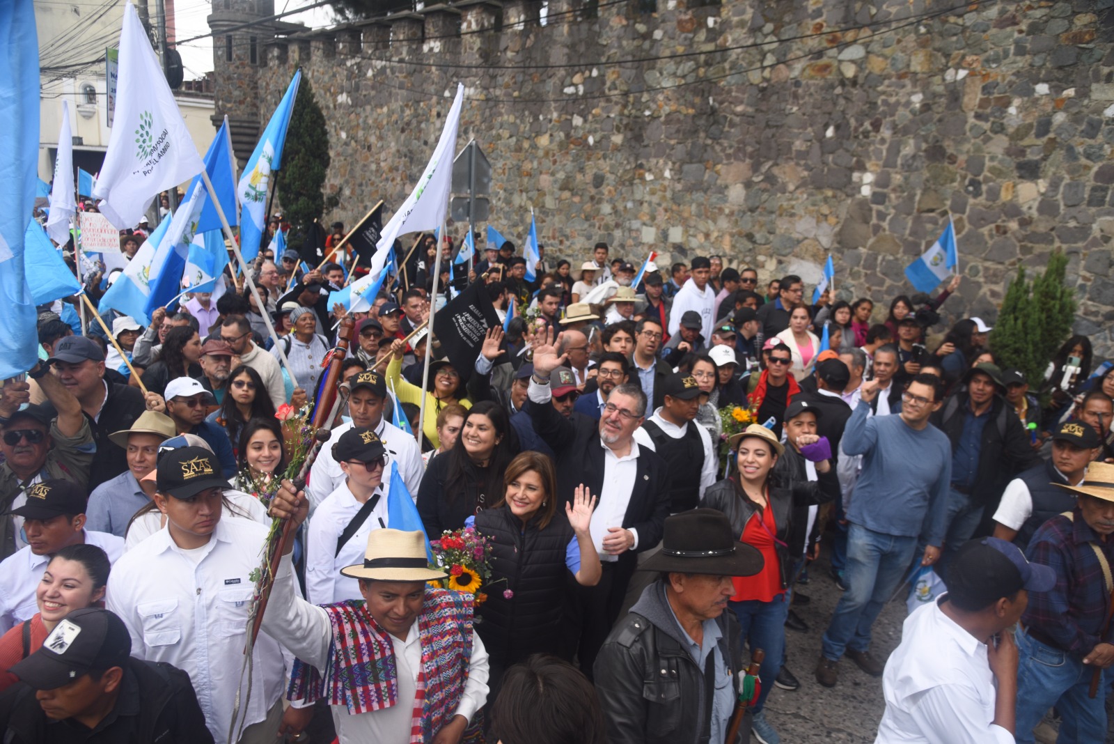 marcha en defensa de la democracia, participan Bernardo Arévalo, Karin Herrera y líderes indígenas