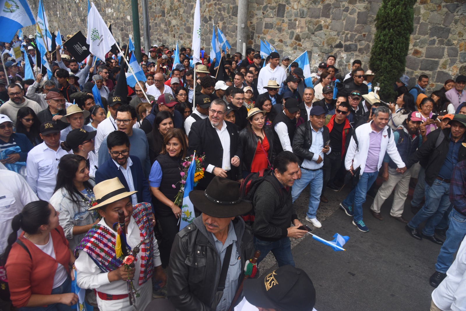 marcha en defensa de la democracia, participan Bernardo Arévalo, Karin Herrera y líderes indígenas