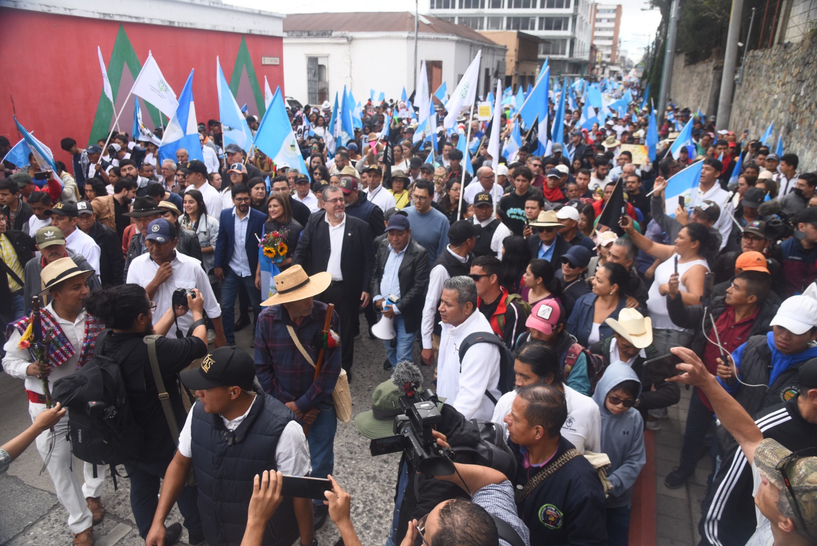 marcha en defensa de la democracia, participan Bernardo Arévalo, Karin Herrera y líderes indígenas