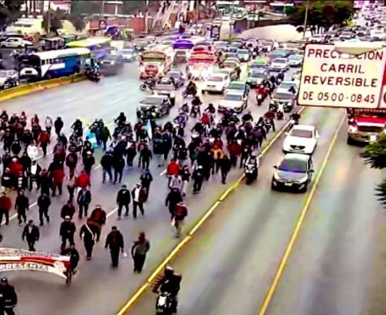 Grupos de manifestantes marchan hacia la zona 1