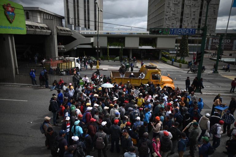 Trabajadores de Caminos manifiestan en la zona 1