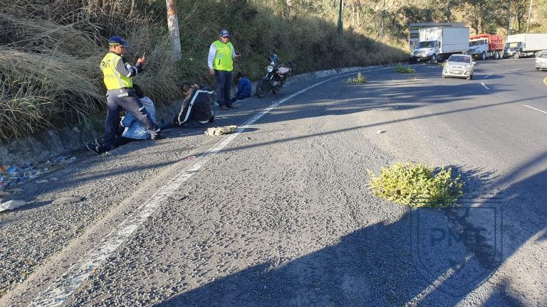 motoristas accidentados en ruta al Pacífico por presencia de piedrín