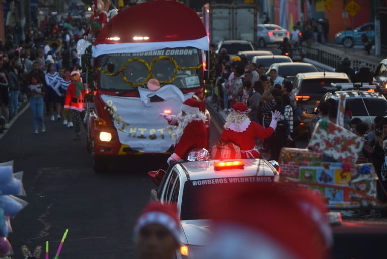 Primer desfile navideño de los Bomberos Voluntarios