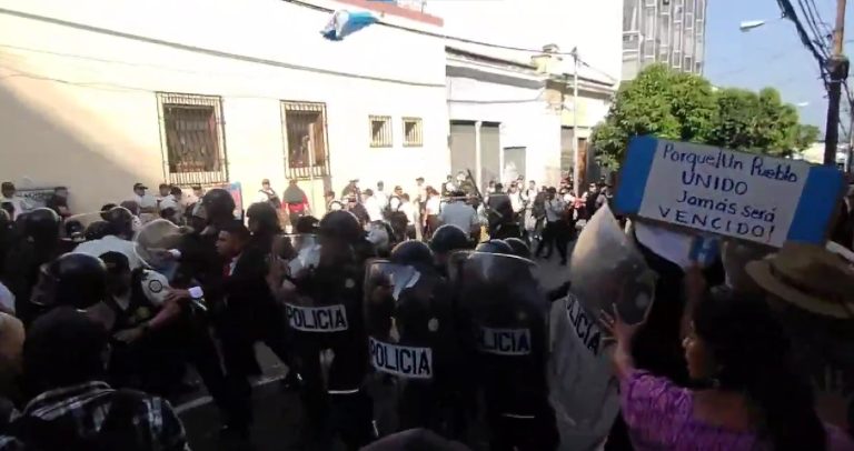 enfrentamiento PNC y manifestantes afuera del Congreso