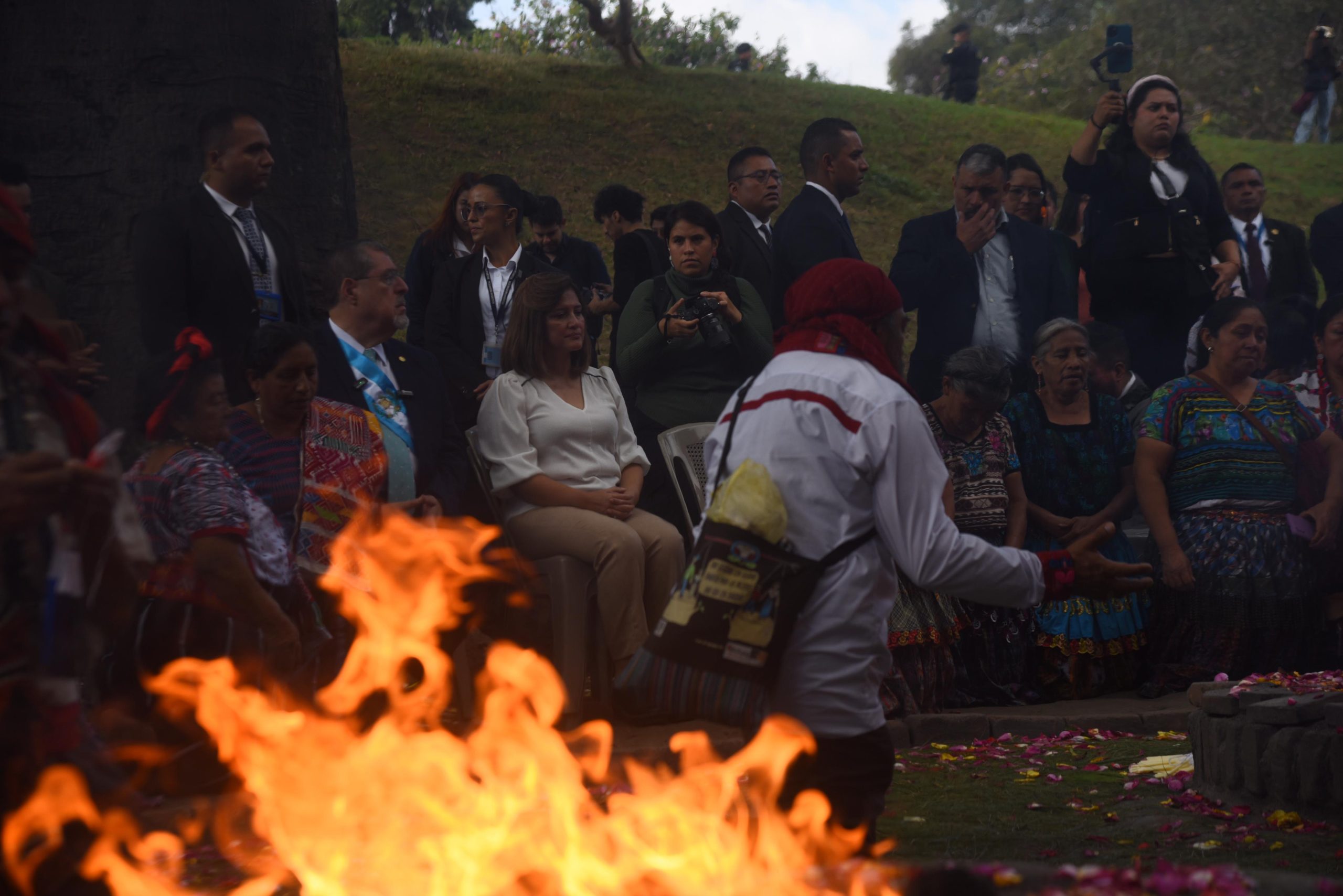 presidente Bernardo Arévalo y vicepresidenta Karin Herrera participan en ceremonia maya