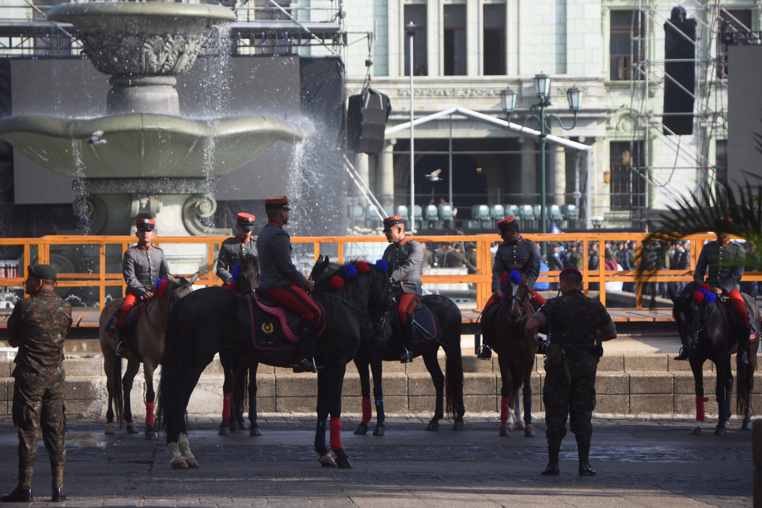 saludo del Ejército al presidente Bernardo Arévalo