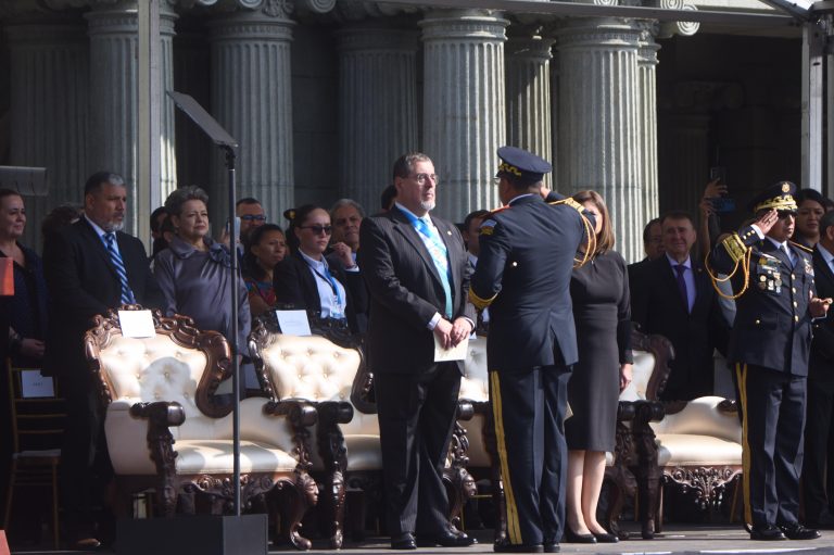 saludo del Ejército al presidente Bernardo Arévalo