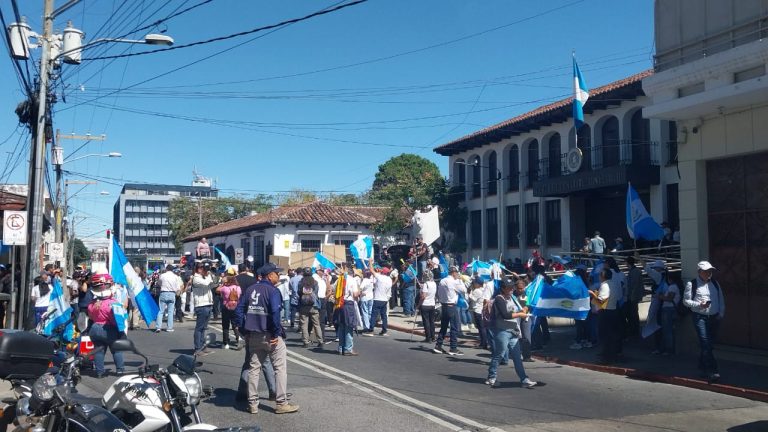 manifestación frente a la Corte de Constitucionalidad