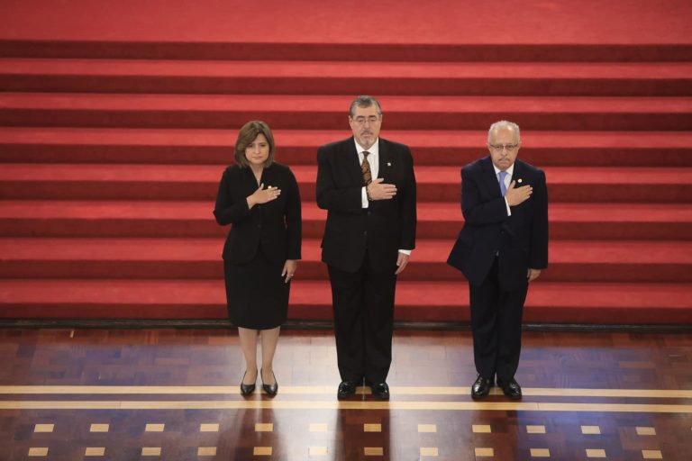 Gobernantes Karin Herrera y Bernardo Arévalo reciben saludo del Cuerpo Diplomático