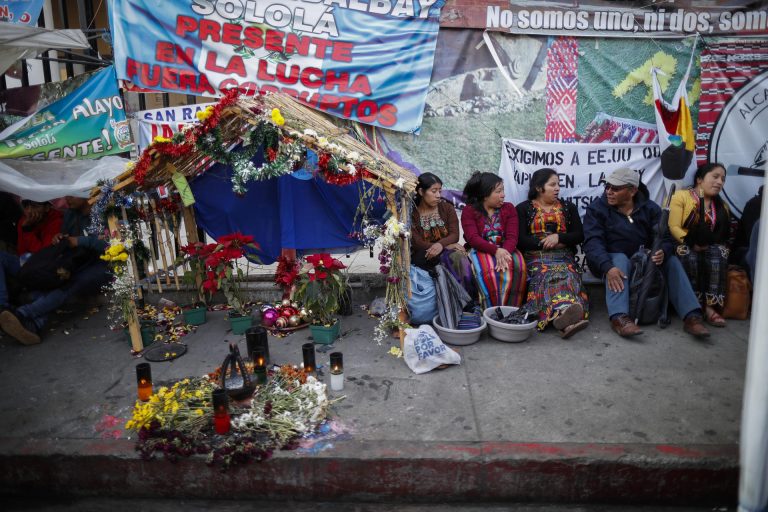 manifestación de pueblos indígenas frente al Ministerio Público