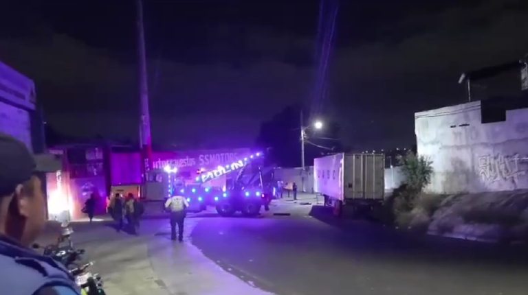 tráiler volcado en San José Villa Nueva