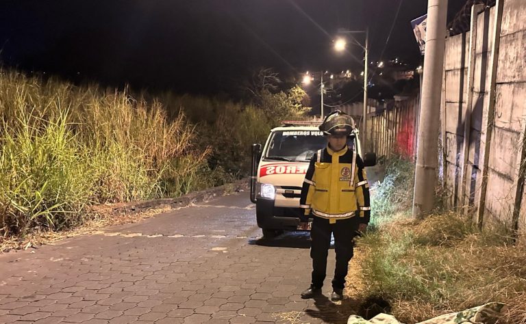 localizan cadáver envuelto en sábanas en ruta a San Pedro Ayampuc