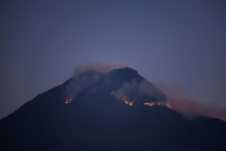 incendio en el volcán de Agua