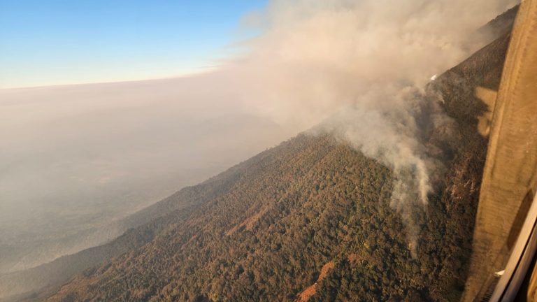 incendio en el volcán de Agua