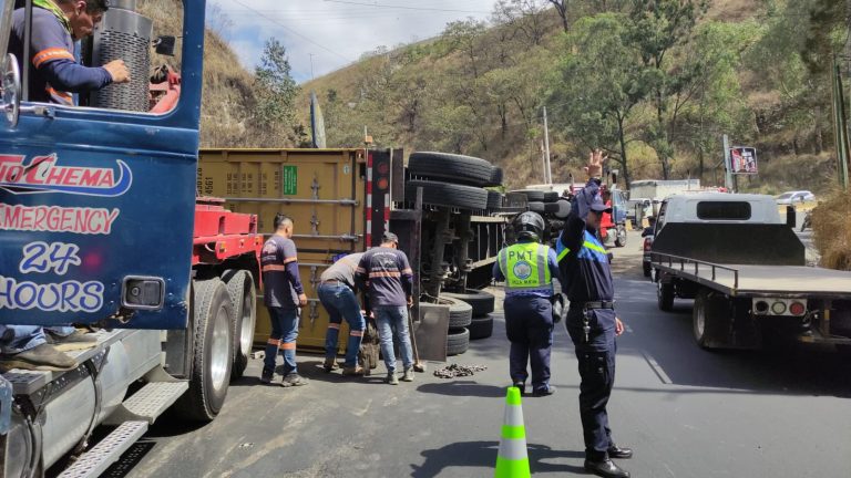 accidente de tráiler en Km. 23 de ruta al Pacífico