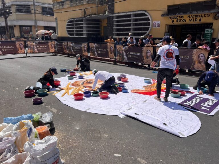 Colectivo Chucho Callejero elabora alfombra de La Abuelita para el paso del Jesús de la Merced