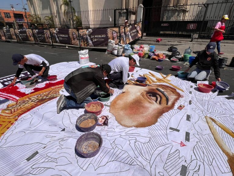 Colectivo Chucho Callejero elabora alfombra de La Abuelita para el paso del Jesús de la Merced