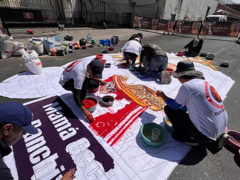 Colectivo Chucho Callejero elabora alfombra de La Abuelita para el paso del Jesús de la Merced