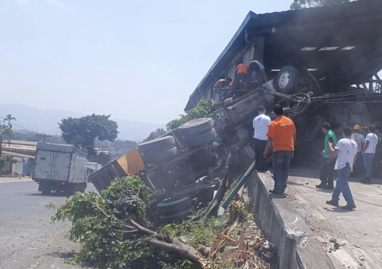 Camión cargado con materiales vuelca en ruta al Pacífico