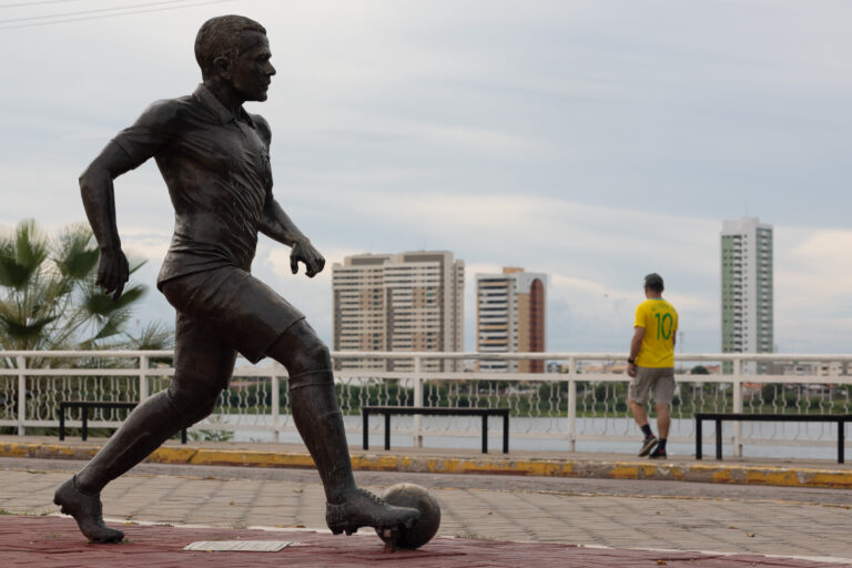 AME3275. JUAZEIRO (BRASIL), 28/03/2024.- Fotografía de una escultura en homenaje al ex futbolista brasileño Dani Alves, el 27 de marzo de 2024, en Juazeiro (Brasil). Una activista brasileña ha llevado a la Justicia una petición para retirar una estatua que homenajea al futbolista Daniel Alves en Juazeiro, su ciudad natal, después de que fuera condenado en España por una violación. EFE/ Rafael Martins