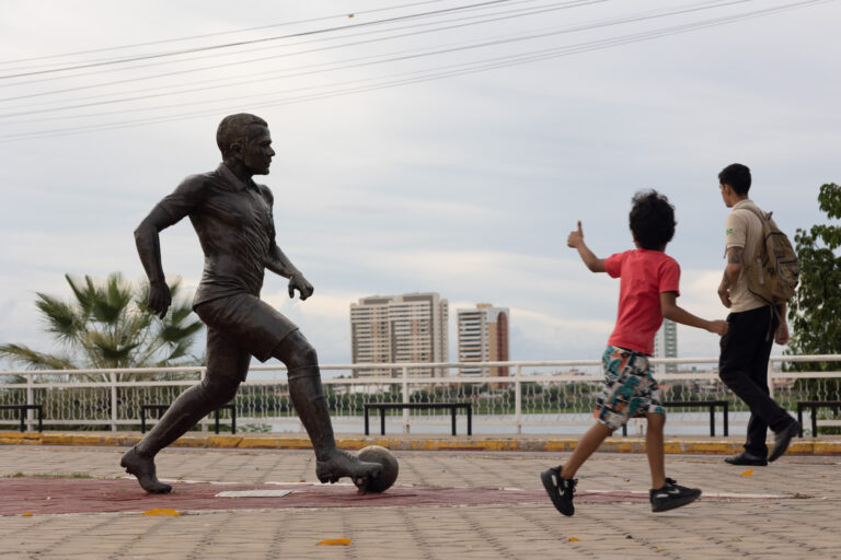 AME3275. JUAZEIRO (BRASIL), 28/03/2024.- Fotografía de una escultura en homenaje al ex futbolista brasileño Dani Alves, el 27 de marzo de 2024, en Juazeiro (Brasil). Una activista brasileña ha llevado a la Justicia una petición para retirar una estatua que homenajea al futbolista Daniel Alves en Juazeiro, su ciudad natal, después de que fuera condenado en España por una violación. EFE/ Rafael Martins