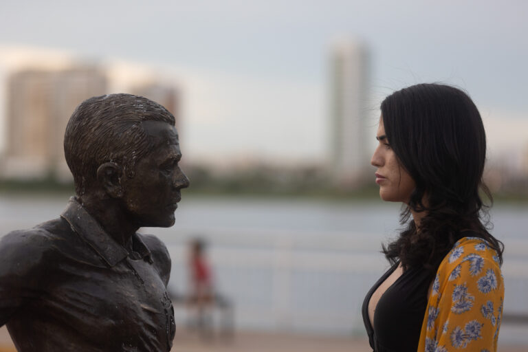 -FOTODELDÍA- AME3275. JUAZEIRO (BRASIL), 28/03/2024.- La estudiante y activista Manuella Tyler Medrado posa junto a una escultura en homenaje al ex futbolista brasileño Dani Alves, el 27 de marzo de 2024, en Juazeiro (Brasil). Una activista brasileña ha llevado a la Justicia una petición para retirar una estatua que homenajea al futbolista Daniel Alves en Juazeiro, su ciudad natal, después de que fuera condenado en España por una violación. EFE/ Rafael Martins