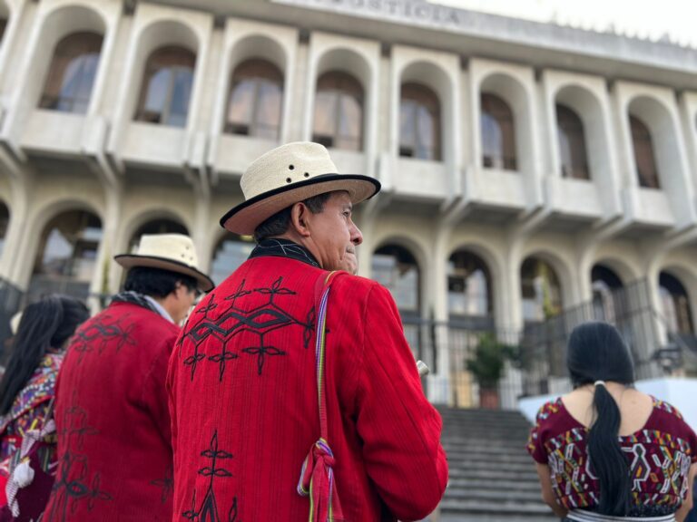 plantón por inicio de juicio contra general retirado Manuel Benedicto Lucas García