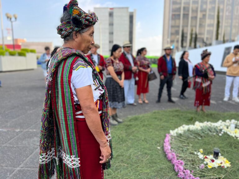 plantón por inicio de juicio contra general retirado Manuel Benedicto Lucas García