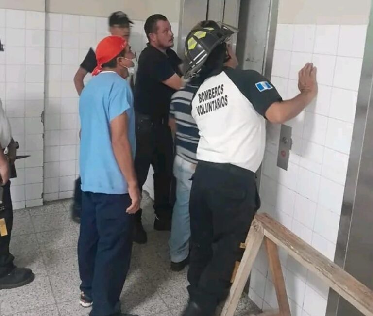 Personas quedan atrapadas en ascensor de hospital en Antigua Guatemala