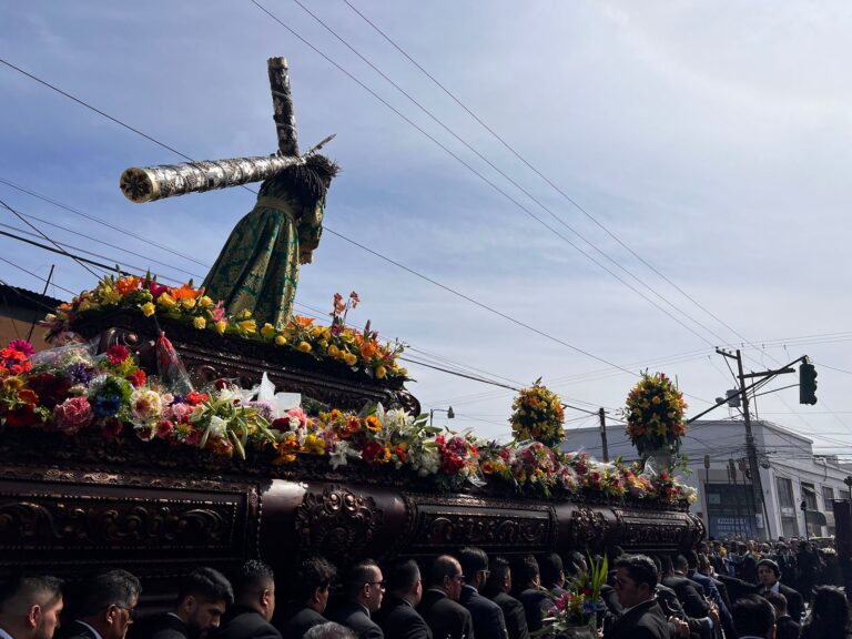 Procesión de La Reseña, Jesús de la Merced, a su paso por el parque Colón