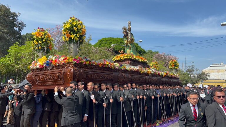 Procesión de La Reseña, Jesús de la Merced, a su paso por el parque Colón