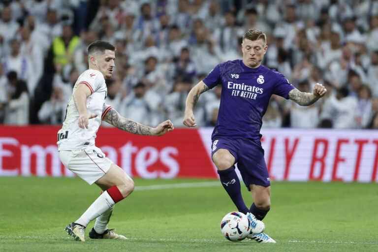 MADRID, 31/03/2024.- El centrocampista alemán del Real Madrid Toni Kroos (i) lucha con Oihan Sancet, del Athletic de Bilbao, durante el partido de la jornada 30 de LaLiga que Real Madrid y Athletic Club de Bilbao disputan hoy domingo en el estadio Santiago Bernabéu, en Madrid. EFE/Mariscal