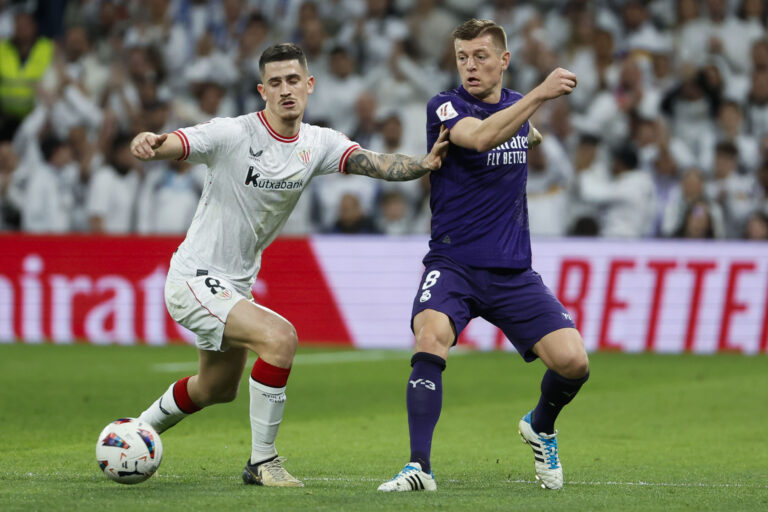 El centrocampista alemán del Real Madrid Toni Kroos (d) lucha con Oihan Sancet, del Athletic de Bilbao, durante el partido de la jornada 30 de LaLiga en el estadio Santiago Bernabéu, en Madrid. EFE/Mariscal