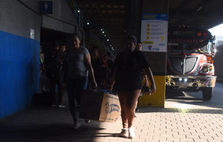 transporte, pasajeros viajan en buses extraurbanos en descanso de Semana Santa