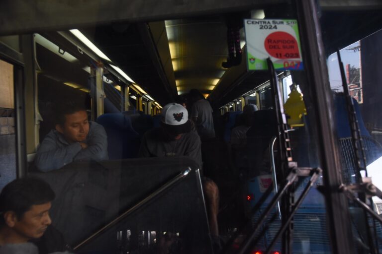 transporte, pasajeros viajan en buses extraurbanos en descanso de Semana Santa