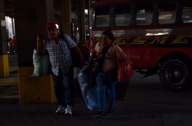 transporte, pasajeros viajan en buses extraurbanos en descanso de Semana Santa