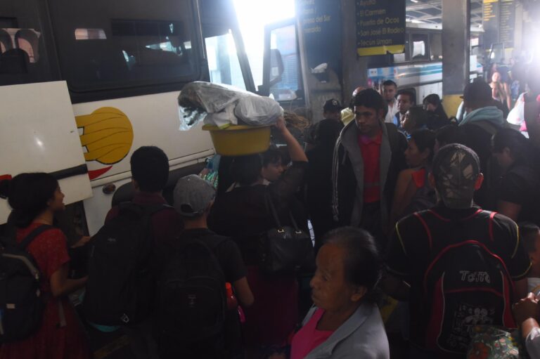 transporte, pasajeros viajan en buses extraurbanos en descanso de Semana Santa