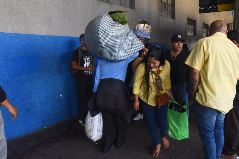 transporte, pasajeros viajan en buses extraurbanos en descanso de Semana Santa