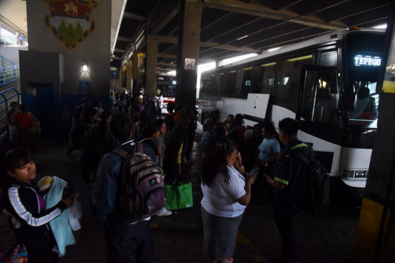 transporte, pasajeros viajan en buses extraurbanos en descanso de Semana Santa