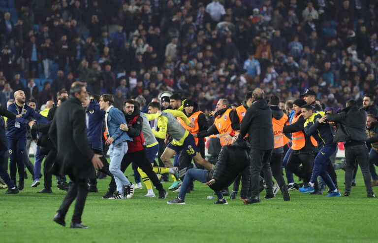 Hinchas de Trabzonspor causan violencia en Turquía