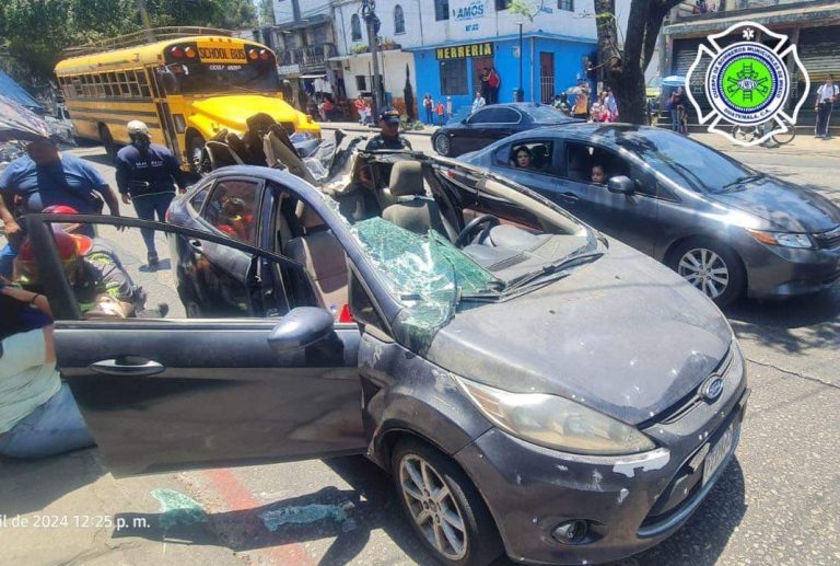 Mixco: Piloto provoca fuerte accidente al pasar encima de otro vehículo