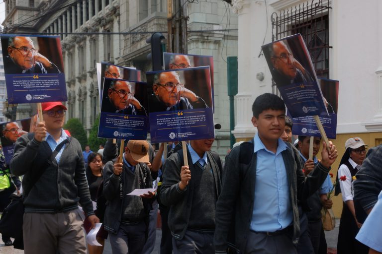 caminata por el 26 aniversario de muerte del obispo Gerardi