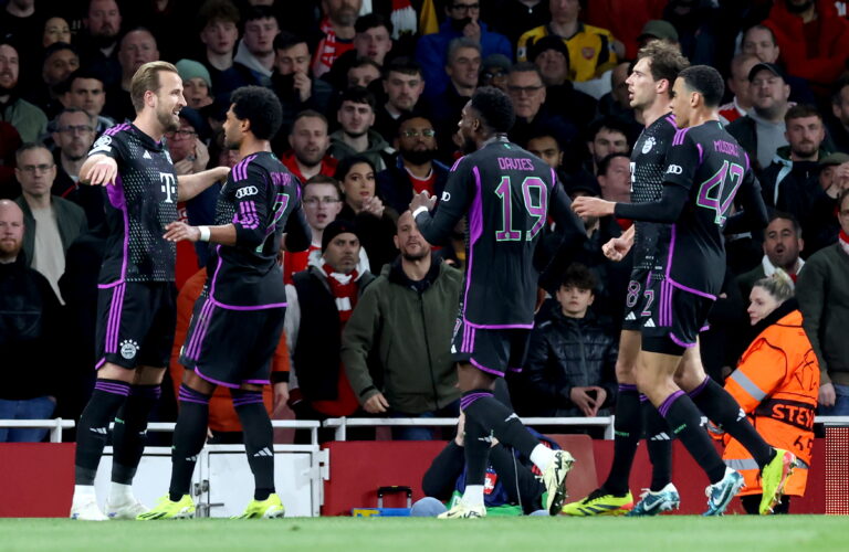 London (United Kingdom), 09/04/2024.- Harry Kane (L) of Bayern celebrates with teammates after scoring his team's second goal from a penalty during the UEFA Champions League quarter-finals, 1st leg soccer match between Arsenal FC and FC Bayern Munich, in London, Britain, 09 April 2024. (Liga de Campeones, Reino Unido, Londres) EFE/EPA/ANDY RAIN