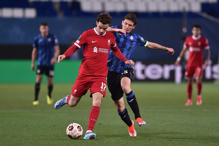 Bergamo (Italy), 18/04/2024.- Liverpool's Curtis Jones and Atalanta's Marten De Roon (R) during the UEFA Europa League quarterfinal 2nd leg soccer match between Atalanta BC and Liverpool FC at the Bergamo Stadium in Bergamo, Italy, 18 April 2024. (Italia) EFE/EPA/MICHELE MARAVIGLIA