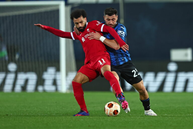 Bergamo (Italy), 18/04/2024.- Liverpool's Mohamed Salah and Atalanta's Sead Kolasinac (R) during the UEFA Europa League quarterfinal 2nd leg soccer match between Atalanta BC and Liverpool FC at the Bergamo Stadium in Bergamo, Italy, 18 April 2024. (Italia) EFE/EPA/MICHELE MARAVIGLIA