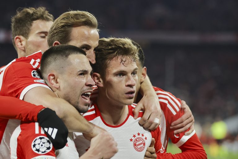 Munich (Germany), 17/04/2024.- Munich's Joshua Kimmich (R) celebrates with teammates after scoring 1-0 during the UEFA Champions League quarter final, 2nd leg match between Bayern Munich and Arsenal in Munich, Germany, 17 April 2024. (Liga de Campeones, Alemania) EFE/EPA/RONALD WITTEK