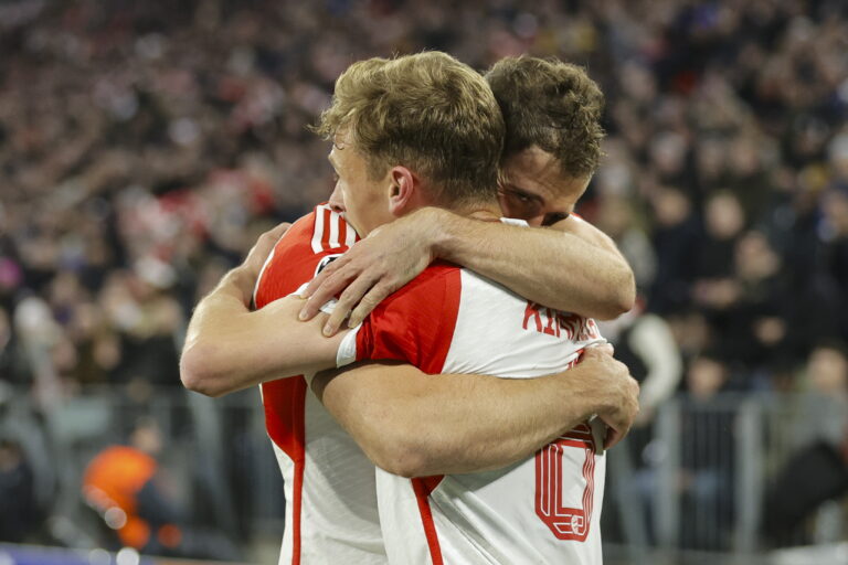 Munich (Germany), 17/04/2024.- Munich's Joshua Kimmich (R) celebrates with teammates after scoring 1-0 during the UEFA Champions League quarter final, 2nd leg match between Bayern Munich and Arsenal in Munich, Germany, 17 April 2024. (Liga de Campeones, Alemania) EFE/EPA/RONALD WITTEK