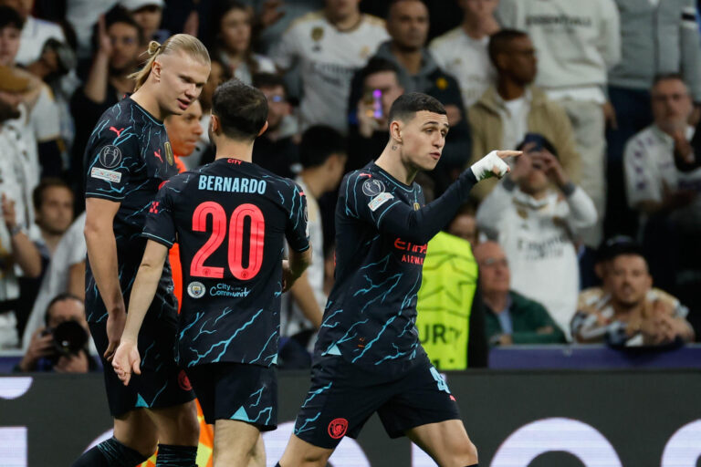 MADRID, 09/04/2024.- Los jugadores del Manchester celebran tras el gol de Bernardo Silva (c) ante el Real Madrid, durante el partido de ida de cuartos de final de la Liga de Campeones que Real Madrid y Manchester City disputan este martes en el estadio Santiago Bernabéu. EFE/JUANJO MARTÍN