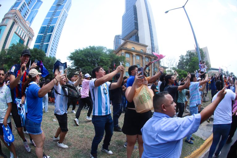 MEX3957. MONTERREY (MÉXICO), 09/04/2024.- Aficionados esperan la llegada del jugador del Inter Miami Lionel Messi al hotel de concentración, previo al partido de cuartos de final de la Liga de Campeones de la Concacaf contra Monterrey, este martes en Monterrey (México). El diez argentino fue ovacionado por hinchas que lucieron su camiseta. El avión que trajo al exjugador de Barcelona y sus compañeros de equipo arribó al aeropuerto de Monterrey, ciudad del Norte de México, antes del mediodía. EFE/ Rodrigo Mendoza