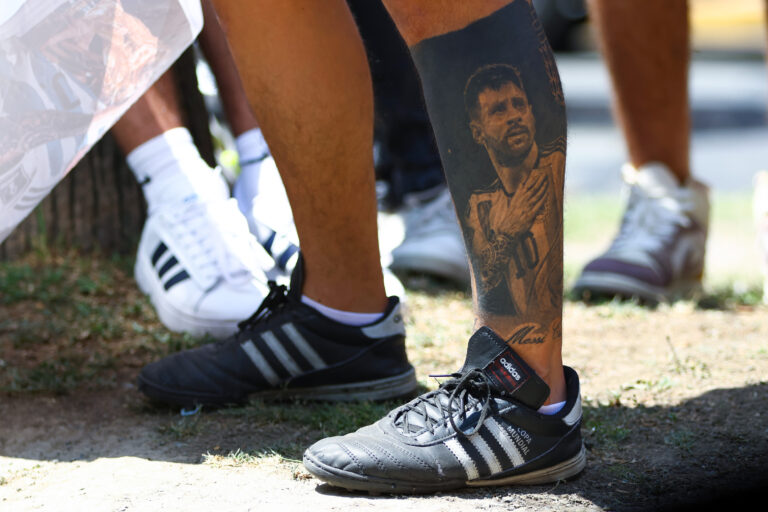 MEX3957. MONTERREY (MÉXICO), 09/04/2024.- Fotografía de un tatuaje de Lionel Messi durante la llegada del jugador del Inter Miami al hotel de concentración, previo al partido de cuartos de final de la Liga de Campeones de la Concacaf contra Monterrey, este martes en Monterrey (México). El diez argentino fue ovacionado por hinchas que lucieron su camiseta. El avión que trajo al exjugador de Barcelona y sus compañeros de equipo arribó al aeropuerto de Monterrey, ciudad del Norte de México, antes del mediodía. EFE/ Rodrigo Mendoza